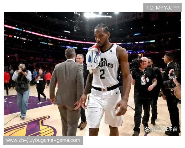 伦纳德关键时刻完成封盖并反击得分，快船将胜利收入囊中